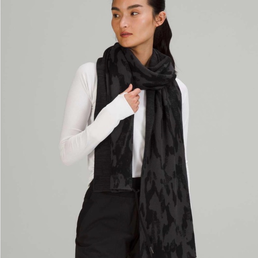 lululemon athletica Oversized Camouflage Jacquard Scarf Black Graphite Grey gray